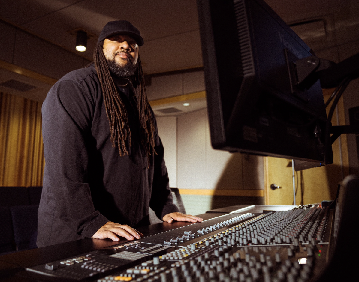 baseball cap, black shirt, 